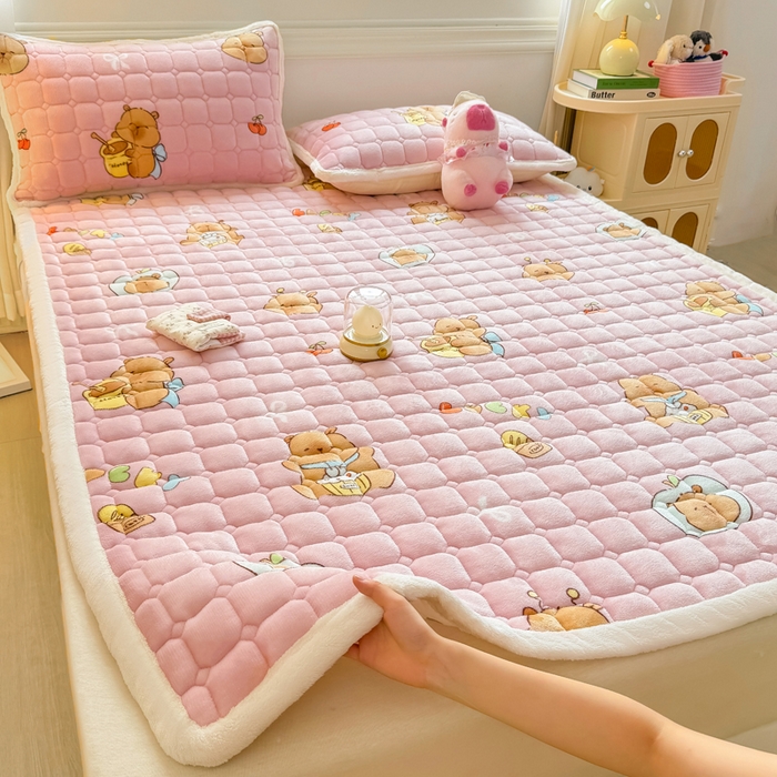 91家纺网 家纺一手货源 找家纺 优品惠 2025新款牛奶绒夹棉床护垫夹棉床褥床盖床单加厚保暖 卡皮巴拉粉