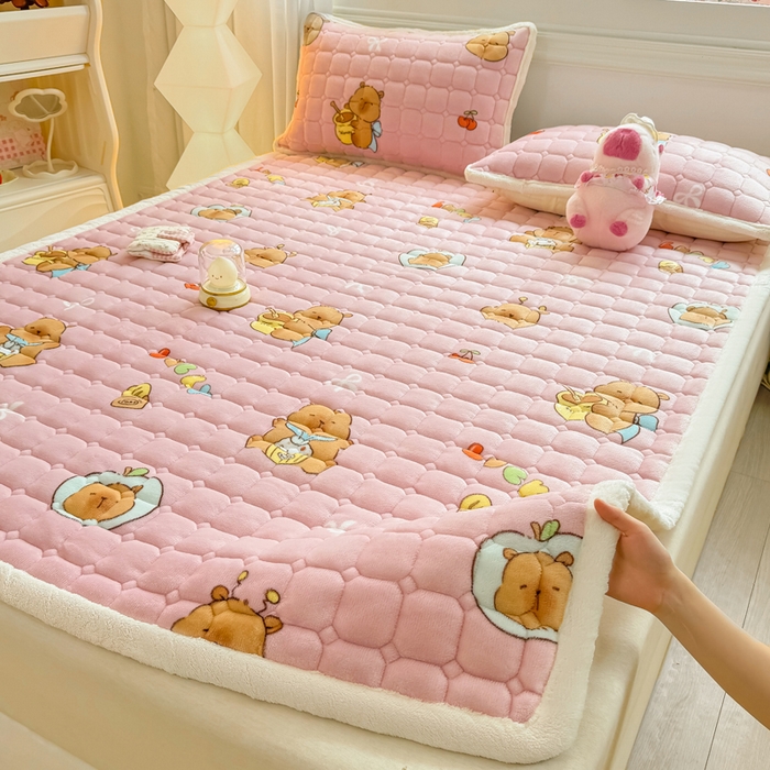 91家纺网 家纺一手货源 找家纺 优品惠 2025新款牛奶绒夹棉床护垫夹棉床褥床盖床单加厚保暖 卡皮巴拉粉