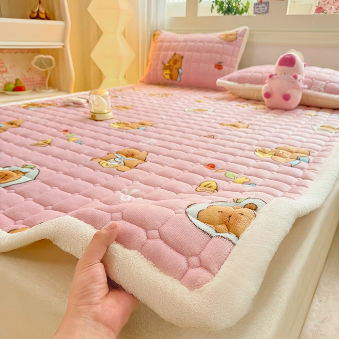 91家纺网 家纺一手货源 找家纺 优品惠 2025新款牛奶绒夹棉床护垫夹棉床褥床盖床单加厚保暖 卡皮巴拉粉