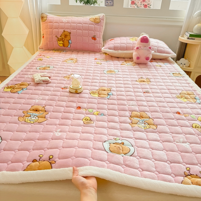 91家纺网 家纺一手货源 找家纺 优品惠 2025新款牛奶绒夹棉床护垫夹棉床褥床盖床单加厚保暖 卡皮巴拉粉