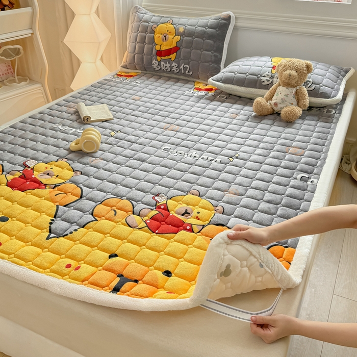 91家纺网 家纺一手货源 找家纺 优品惠 2025新款牛奶绒夹棉床护垫夹棉床褥床盖床单加厚保暖 卡皮巴拉灰