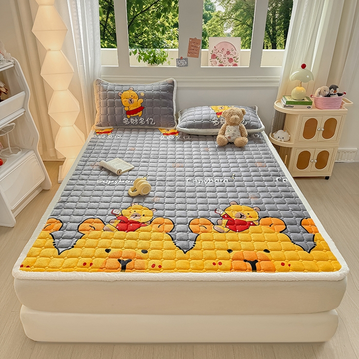 91家纺网 家纺一手货源 找家纺 优品惠 2025新款牛奶绒夹棉床护垫夹棉床褥床盖床单加厚保暖 卡皮巴拉灰