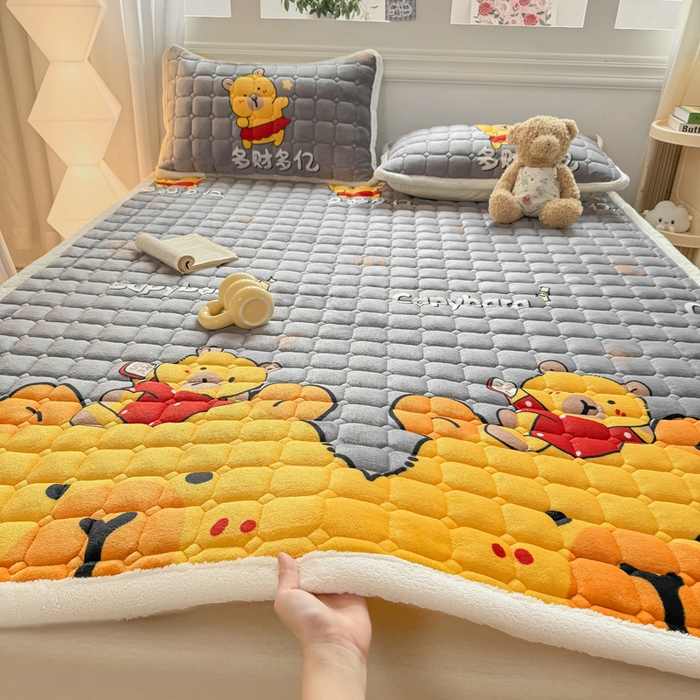 91家纺网 家纺一手货源 找家纺 优品惠 2025新款牛奶绒夹棉床护垫夹棉床褥床盖床单加厚保暖 卡皮巴拉灰