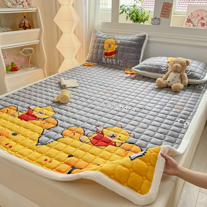 91家纺网 家纺一手货源 找家纺 优品惠 2025新款牛奶绒夹棉床护垫夹棉床褥床盖床单加厚保暖 卡皮巴拉灰