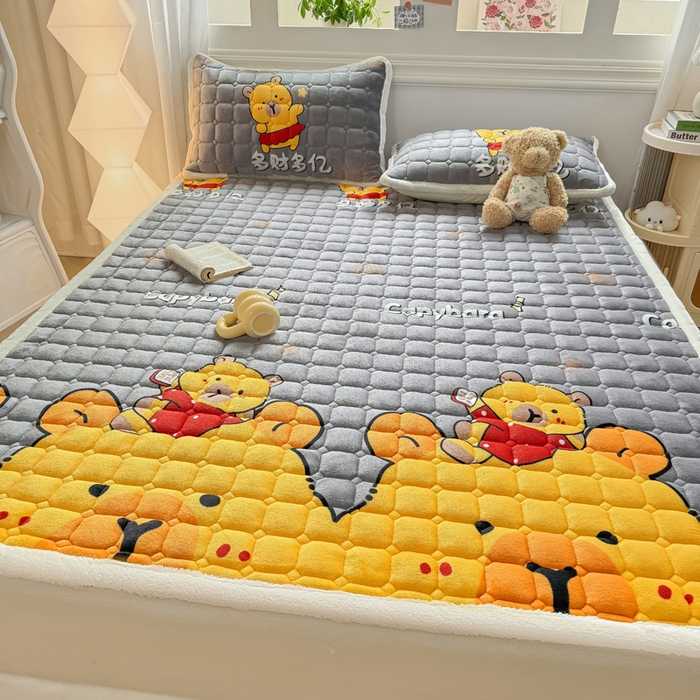 91家纺网 家纺一手货源 找家纺 优品惠 2025新款牛奶绒夹棉床护垫夹棉床褥床盖床单加厚保暖 卡皮巴拉灰