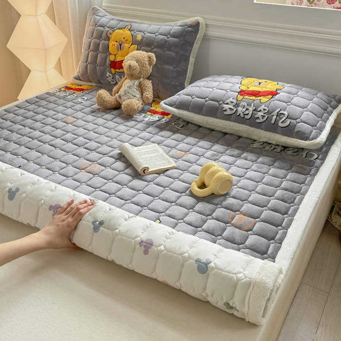 91家纺网 家纺一手货源 找家纺 优品惠 2025新款牛奶绒夹棉床护垫夹棉床褥床盖床单加厚保暖 卡皮巴拉灰