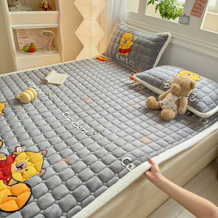 91家纺网 家纺一手货源 找家纺 优品惠 2025新款牛奶绒夹棉床护垫夹棉床褥床盖床单加厚保暖 卡皮巴拉灰