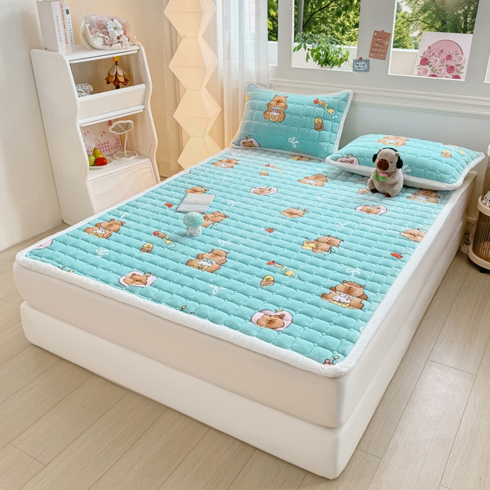 91家纺网 家纺一手货源 找家纺 优品惠 2025新款牛奶绒夹棉床护垫夹棉床褥床盖床单加厚保暖 卡皮巴拉蓝