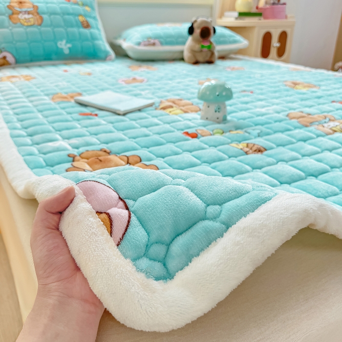 91家纺网 家纺一手货源 找家纺 优品惠 2025新款牛奶绒夹棉床护垫夹棉床褥床盖床单加厚保暖 卡皮巴拉蓝