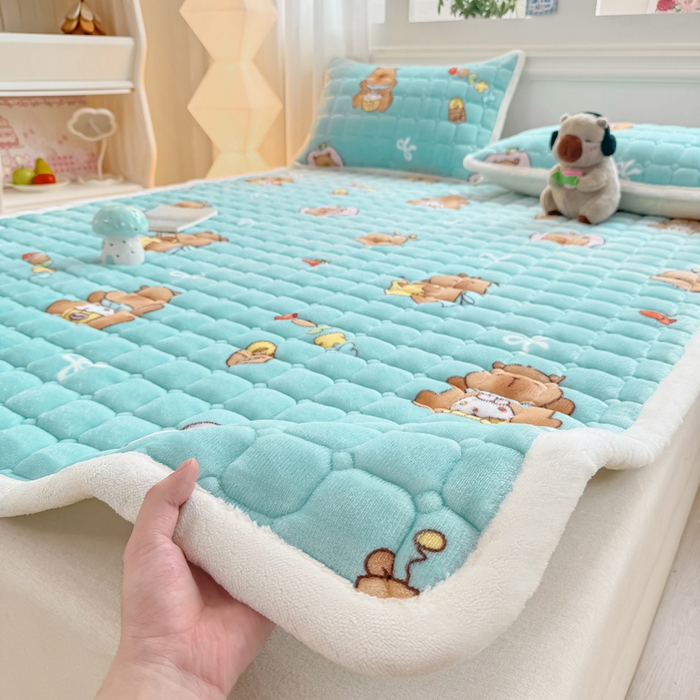 91家纺网 家纺一手货源 找家纺 优品惠 2025新款牛奶绒夹棉床护垫夹棉床褥床盖床单加厚保暖 卡皮巴拉蓝