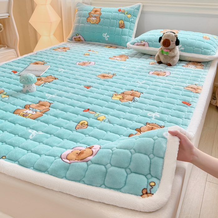 91家纺网 家纺一手货源 找家纺 优品惠 2025新款牛奶绒夹棉床护垫夹棉床褥床盖床单加厚保暖 卡皮巴拉蓝