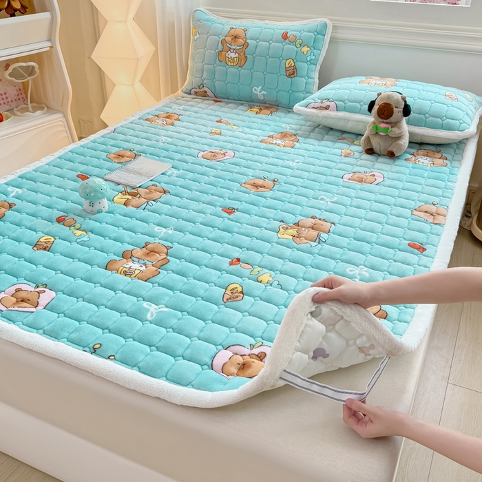 91家纺网 家纺一手货源 找家纺 优品惠 2025新款牛奶绒夹棉床护垫夹棉床褥床盖床单加厚保暖 卡皮巴拉蓝