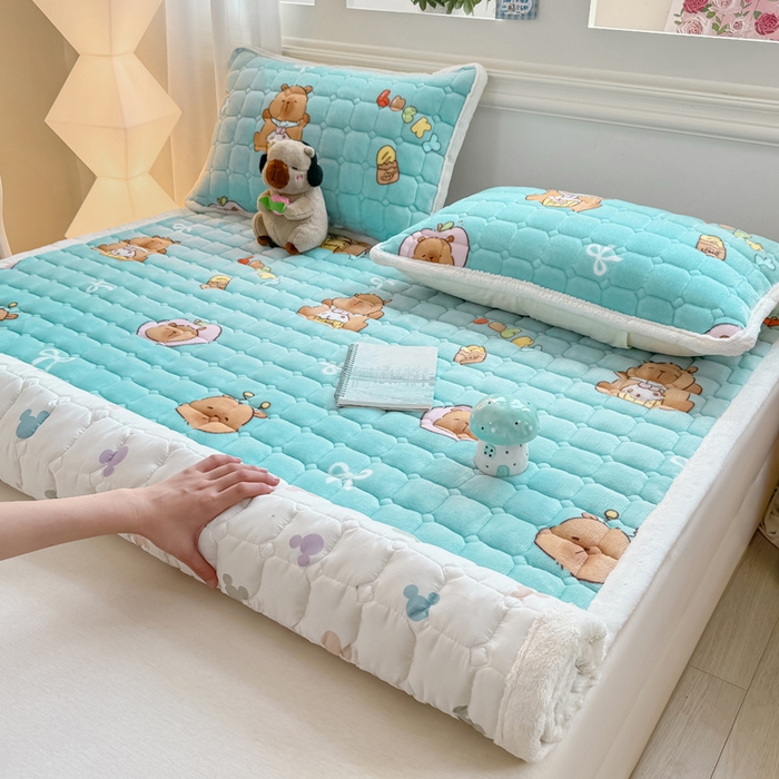 91家纺网 家纺一手货源 找家纺 优品惠 2025新款牛奶绒夹棉床护垫夹棉床褥床盖床单加厚保暖 卡皮巴拉蓝