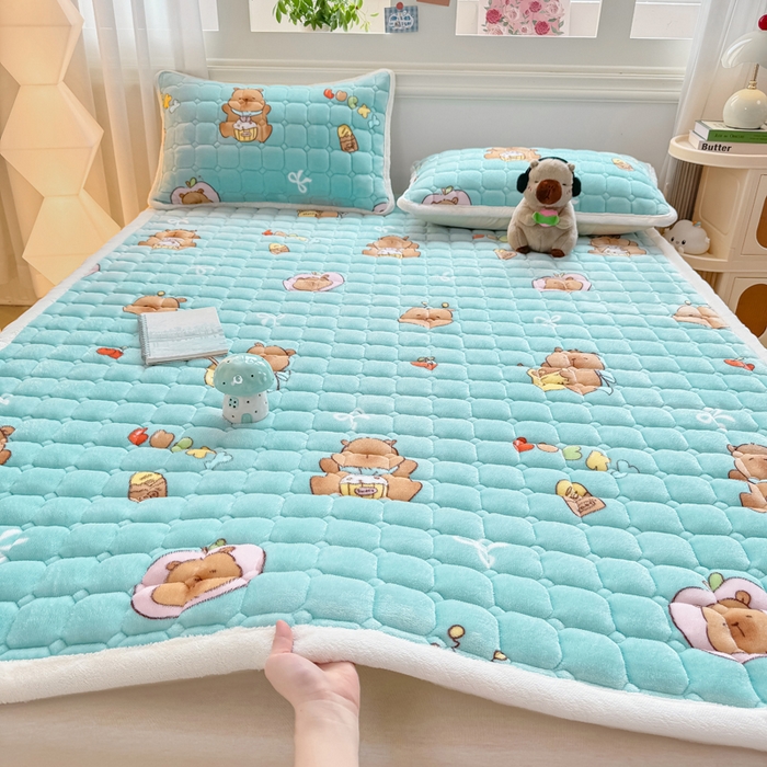 91家纺网 家纺一手货源 找家纺 优品惠 2025新款牛奶绒夹棉床护垫夹棉床褥床盖床单加厚保暖 卡皮巴拉蓝