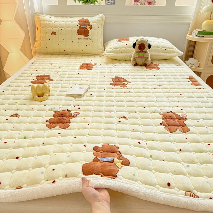 91家纺网 家纺一手货源 找家纺 优品惠 2025新款牛奶绒夹棉床护垫夹棉床褥床盖床单加厚保暖 卡皮巴拉米