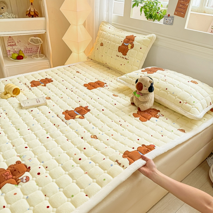 91家纺网 家纺一手货源 找家纺 优品惠 2025新款牛奶绒夹棉床护垫夹棉床褥床盖床单加厚保暖 卡皮巴拉米