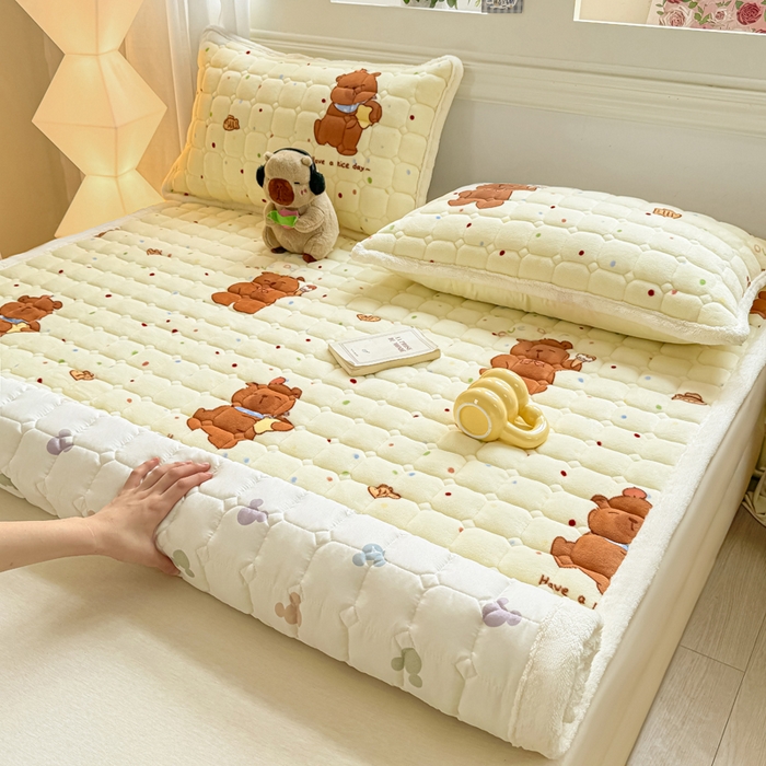 91家纺网 家纺一手货源 找家纺 优品惠 2025新款牛奶绒夹棉床护垫夹棉床褥床盖床单加厚保暖 卡皮巴拉米