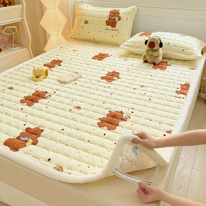 91家纺网 家纺一手货源 找家纺 优品惠 2025新款牛奶绒夹棉床护垫夹棉床褥床盖床单加厚保暖 卡皮巴拉米