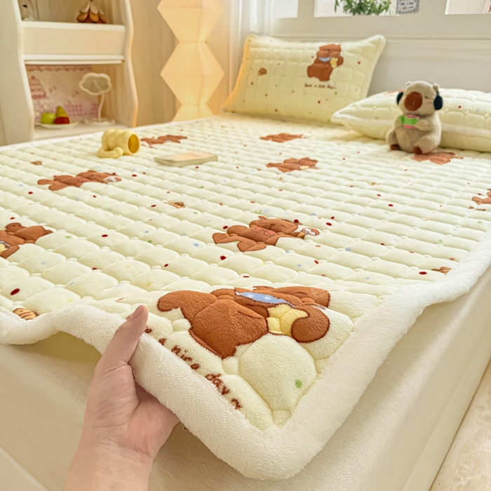 91家纺网 家纺一手货源 找家纺 优品惠 2025新款牛奶绒夹棉床护垫夹棉床褥床盖床单加厚保暖 卡皮巴拉米