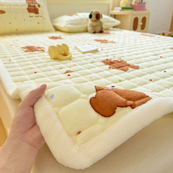 91家纺网 家纺一手货源 找家纺 优品惠 2025新款牛奶绒夹棉床护垫夹棉床褥床盖床单加厚保暖 卡皮巴拉米