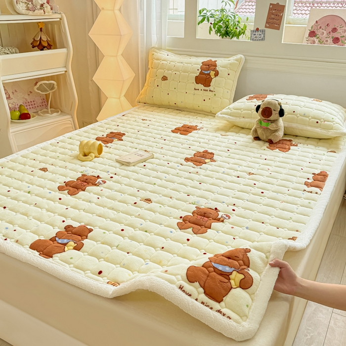 91家纺网 家纺一手货源 找家纺 优品惠 2025新款牛奶绒夹棉床护垫夹棉床褥床盖床单加厚保暖 卡皮巴拉米