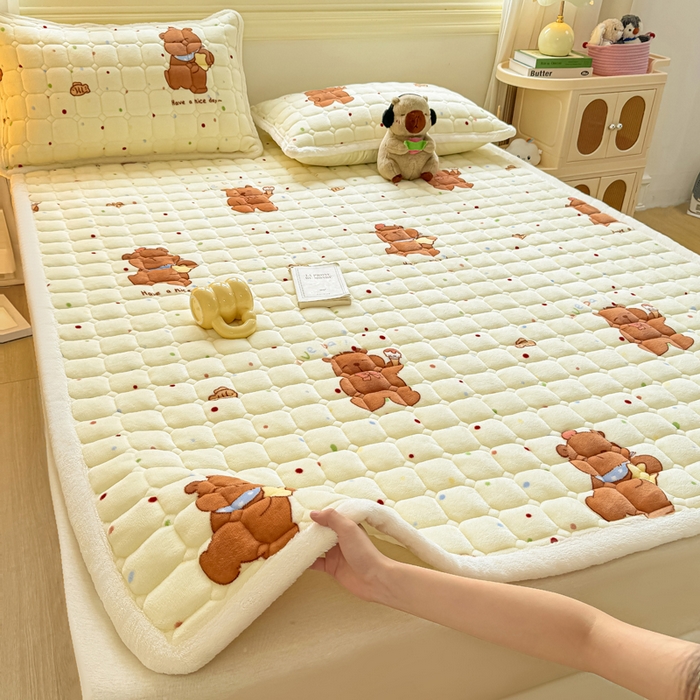 91家纺网 家纺一手货源 找家纺 优品惠 2025新款牛奶绒夹棉床护垫夹棉床褥床盖床单加厚保暖 卡皮巴拉米