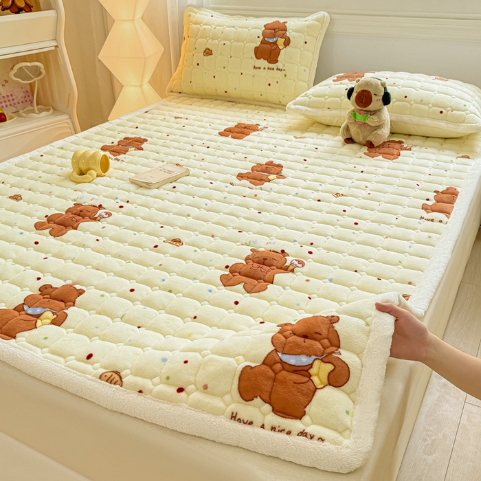 91家纺网 家纺一手货源 找家纺 优品惠 2025新款牛奶绒夹棉床护垫夹棉床褥床盖床单加厚保暖 卡皮巴拉米