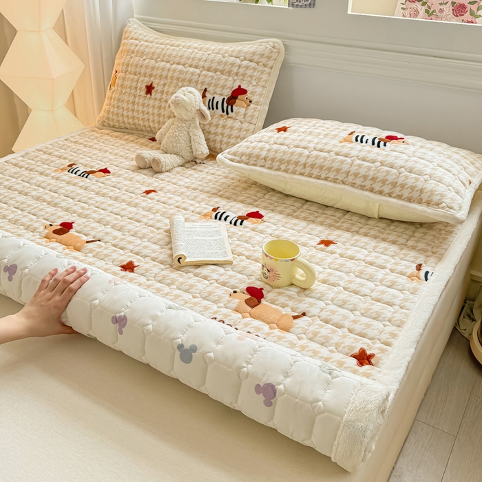 91家纺网 家纺一手货源 找家纺 优品惠 2025新款牛奶绒夹棉床护垫夹棉床褥床盖床单加厚保暖 腊肠狗