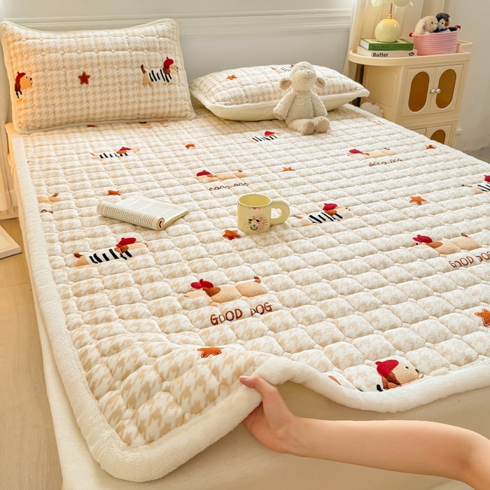 91家纺网 家纺一手货源 找家纺 优品惠 2025新款牛奶绒夹棉床护垫夹棉床褥床盖床单加厚保暖 腊肠狗