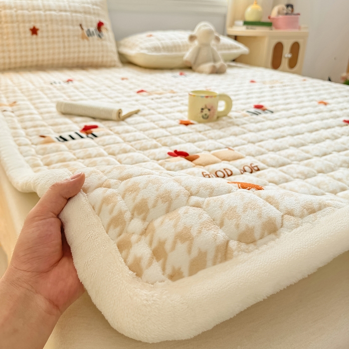 91家纺网 家纺一手货源 找家纺 优品惠 2025新款牛奶绒夹棉床护垫夹棉床褥床盖床单加厚保暖 腊肠狗