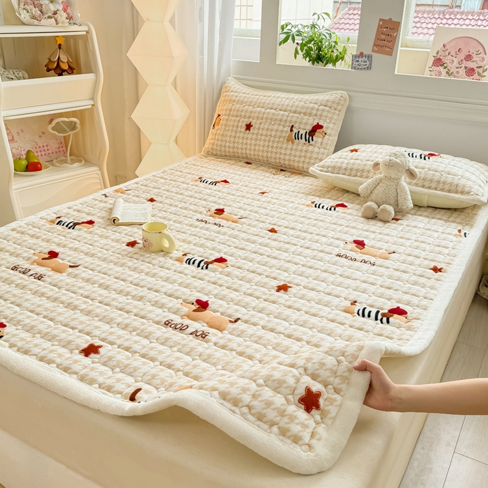 91家纺网 家纺一手货源 找家纺 优品惠 2025新款牛奶绒夹棉床护垫夹棉床褥床盖床单加厚保暖 腊肠狗