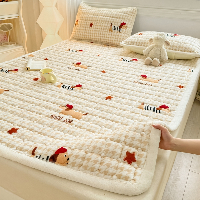 91家纺网 家纺一手货源 找家纺 优品惠 2025新款牛奶绒夹棉床护垫夹棉床褥床盖床单加厚保暖 腊肠狗