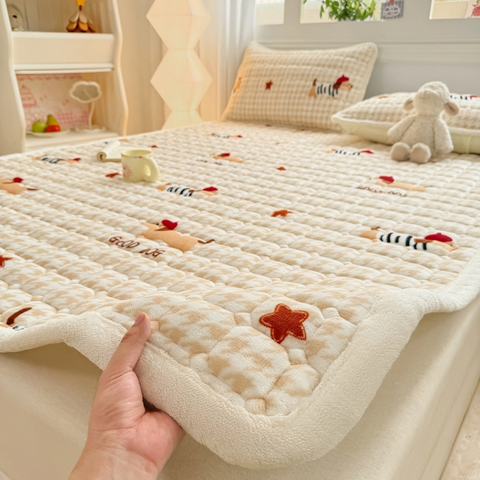 91家纺网 家纺一手货源 找家纺 优品惠 2025新款牛奶绒夹棉床护垫夹棉床褥床盖床单加厚保暖 腊肠狗