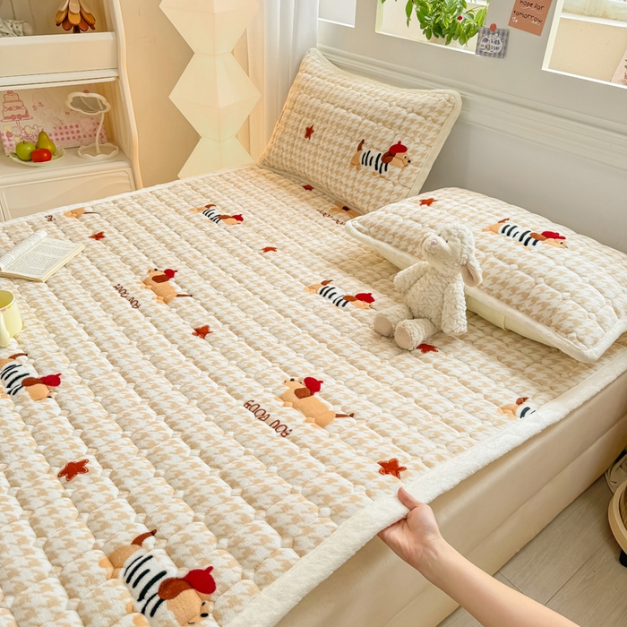 91家纺网 家纺一手货源 找家纺 优品惠 2025新款牛奶绒夹棉床护垫夹棉床褥床盖床单加厚保暖 腊肠狗