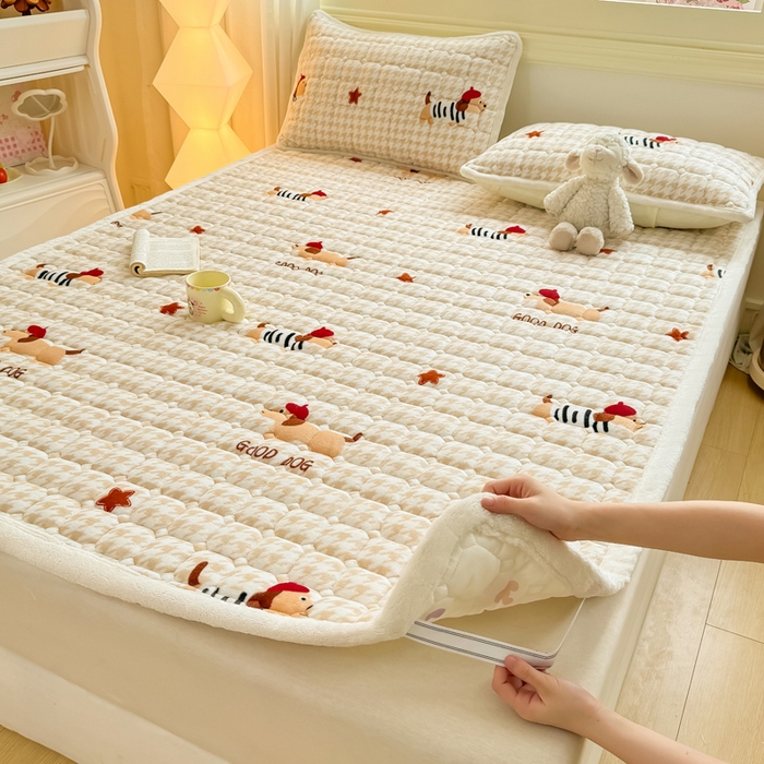 91家纺网 家纺一手货源 找家纺 优品惠 2025新款牛奶绒夹棉床护垫夹棉床褥床盖床单加厚保暖 腊肠狗