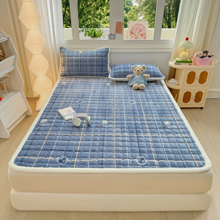 91家纺网 家纺一手货源 找家纺 优品惠 2025新款牛奶绒夹棉床护垫夹棉床褥床盖床单加厚保暖 朗格蓝