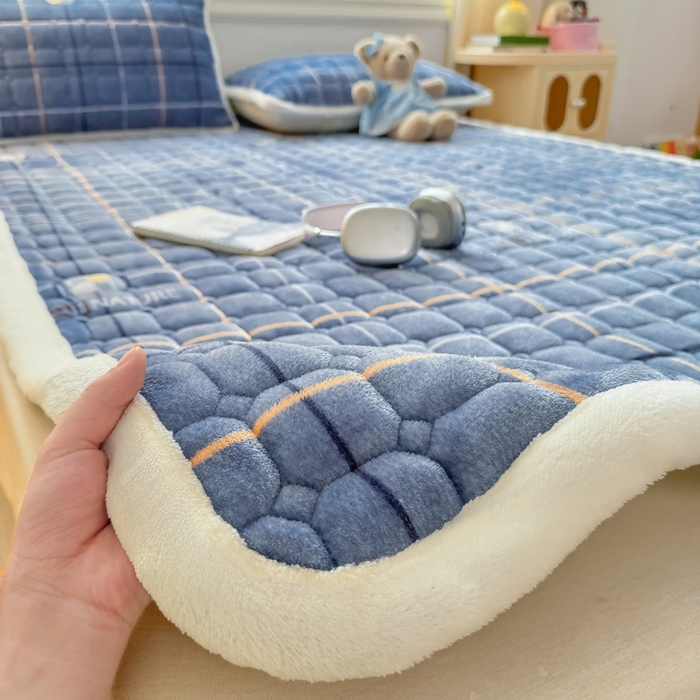 91家纺网 家纺一手货源 找家纺 优品惠 2025新款牛奶绒夹棉床护垫夹棉床褥床盖床单加厚保暖 朗格蓝