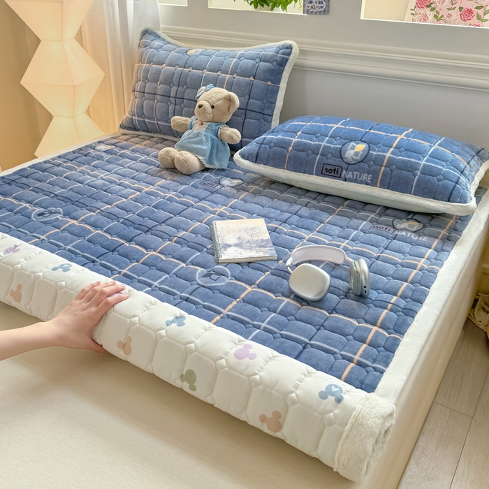 91家纺网 家纺一手货源 找家纺 优品惠 2025新款牛奶绒夹棉床护垫夹棉床褥床盖床单加厚保暖 朗格蓝