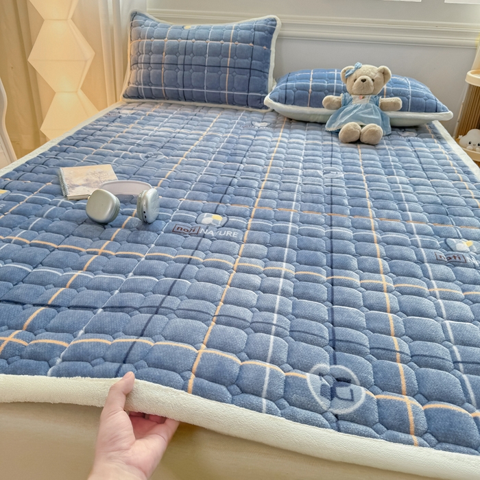 91家纺网 家纺一手货源 找家纺 优品惠 2025新款牛奶绒夹棉床护垫夹棉床褥床盖床单加厚保暖 朗格蓝