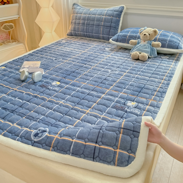 91家纺网 家纺一手货源 找家纺 优品惠 2025新款牛奶绒夹棉床护垫夹棉床褥床盖床单加厚保暖 朗格蓝