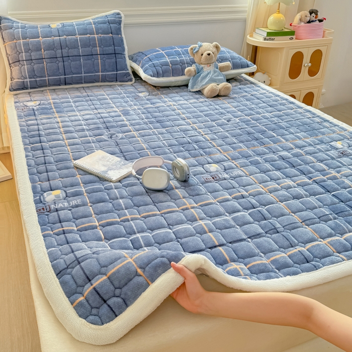 91家纺网 家纺一手货源 找家纺 优品惠 2025新款牛奶绒夹棉床护垫夹棉床褥床盖床单加厚保暖 朗格蓝