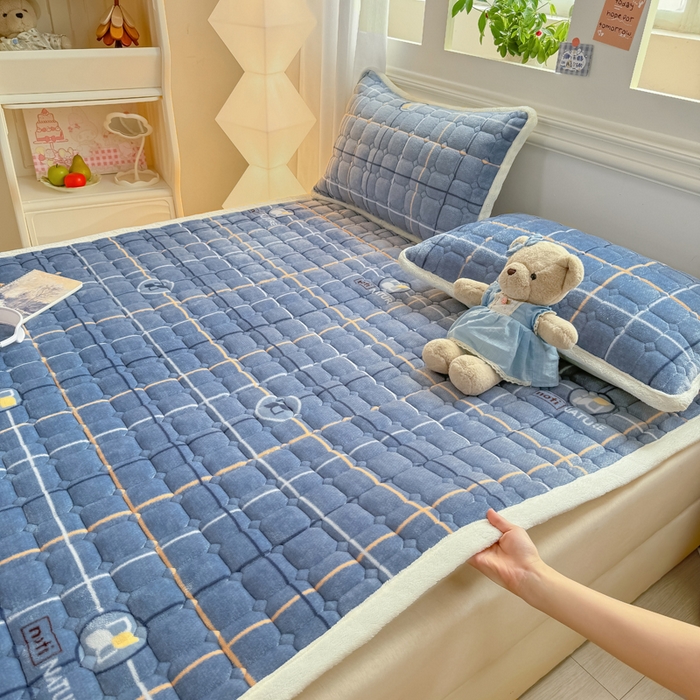 91家纺网 家纺一手货源 找家纺 优品惠 2025新款牛奶绒夹棉床护垫夹棉床褥床盖床单加厚保暖 朗格蓝