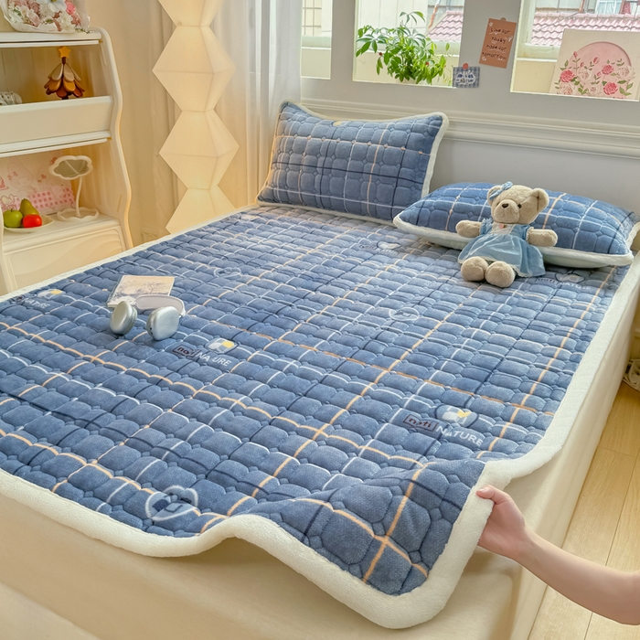 91家纺网 家纺一手货源 找家纺 优品惠 2025新款牛奶绒夹棉床护垫夹棉床褥床盖床单加厚保暖 朗格蓝