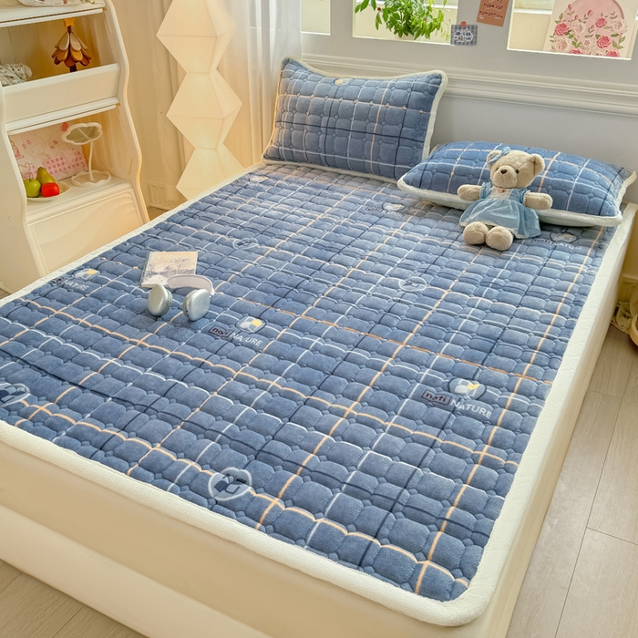 91家纺网 家纺一手货源 找家纺 优品惠 2025新款牛奶绒夹棉床护垫夹棉床褥床盖床单加厚保暖 朗格蓝