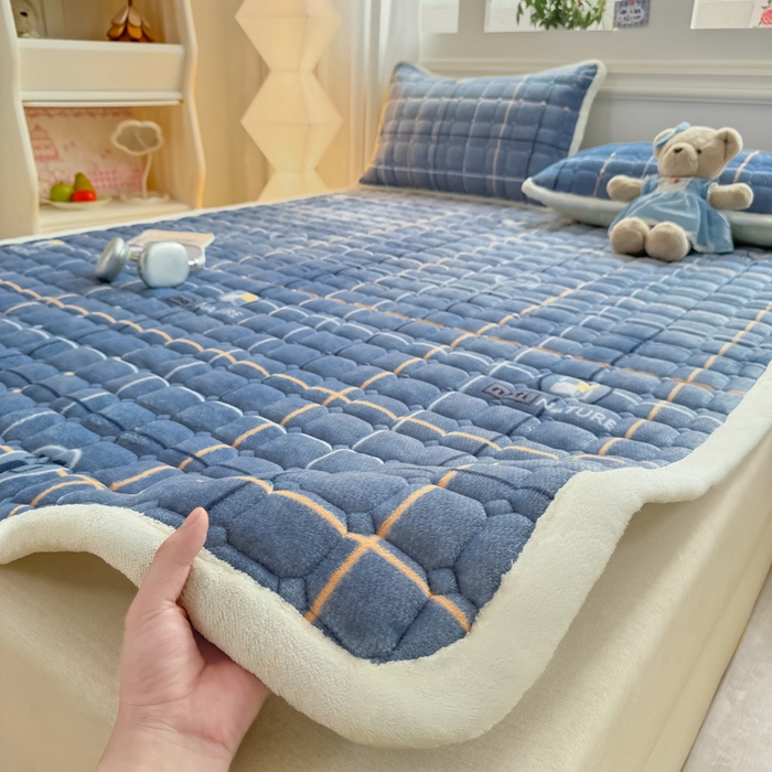 91家纺网 家纺一手货源 找家纺 优品惠 2025新款牛奶绒夹棉床护垫夹棉床褥床盖床单加厚保暖 朗格蓝