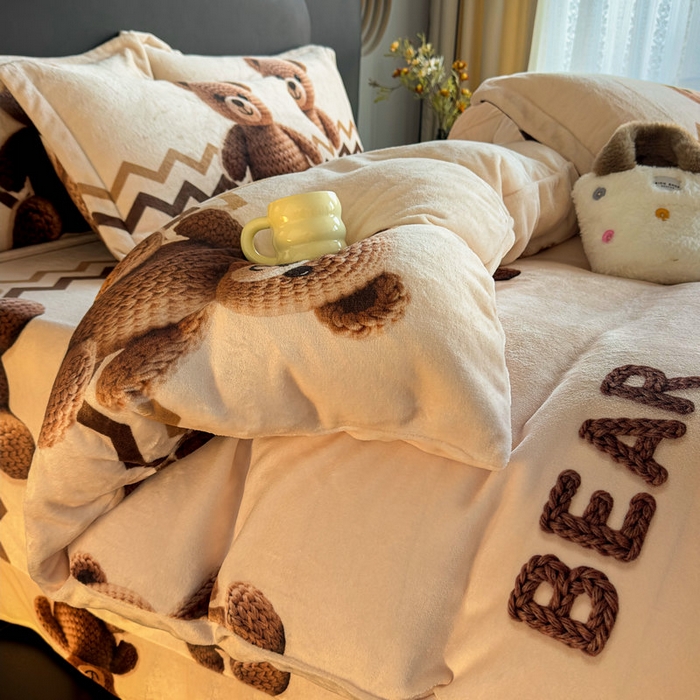 91家纺网 家纺一手货源 找家纺 宝薇 2025新款8斤宝宝绒数码5D牛奶绒四件套 幸运熊