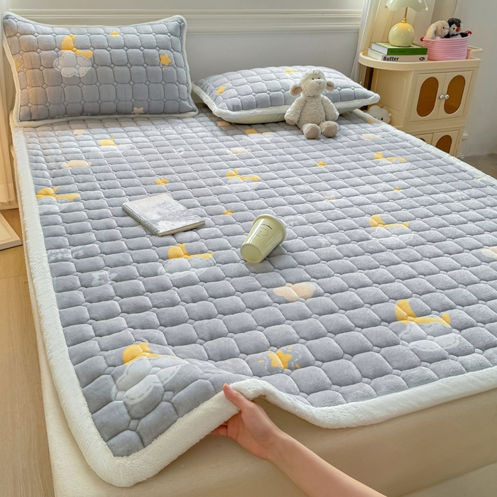 91家纺网 家纺一手货源 找家纺 优品惠 2025新款牛奶绒夹棉床护垫夹棉床褥床盖床单加厚保暖 星月织梦灰