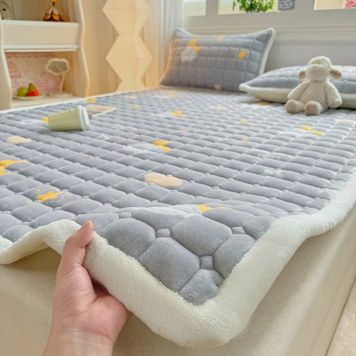 91家纺网 家纺一手货源 找家纺 优品惠 2025新款牛奶绒夹棉床护垫夹棉床褥床盖床单加厚保暖 星月织梦灰