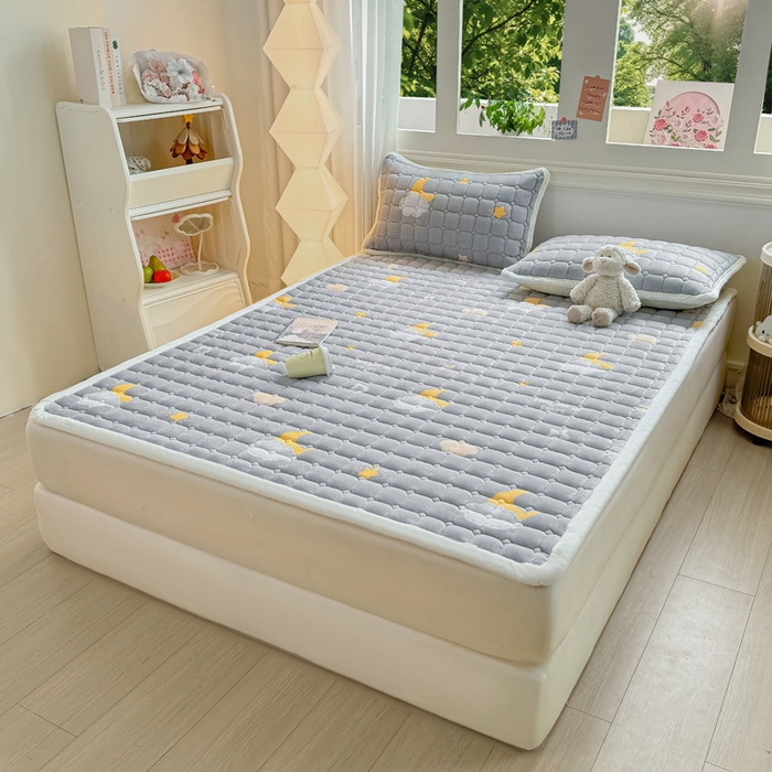 91家纺网 家纺一手货源 找家纺 优品惠 2025新款牛奶绒夹棉床护垫夹棉床褥床盖床单加厚保暖 星月织梦灰