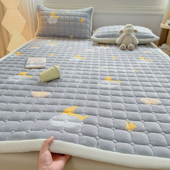 91家纺网 家纺一手货源 找家纺 优品惠 2025新款牛奶绒夹棉床护垫夹棉床褥床盖床单加厚保暖 星月织梦灰